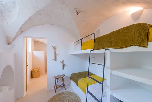 minorque santa ponca, finca minorque, agrotourisme minorque, chambre lits superposés, voûte pierre, lits mezzanine, décoration minimaliste, photographie intérieur, nicolas karadimos, menorca