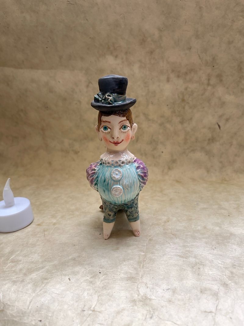 Spring bird with hat, ceramic mini-sculpture
