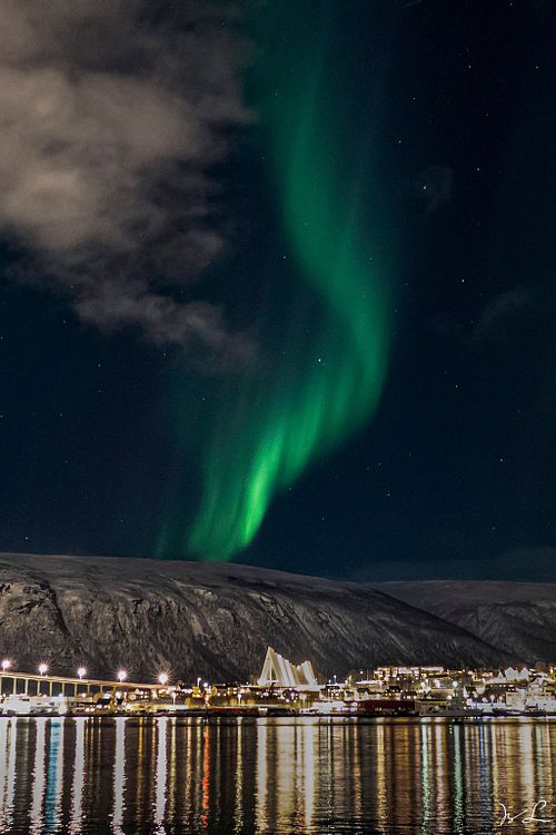 Aurora-Tornado &uuml;ber der Eismeerkathedrale