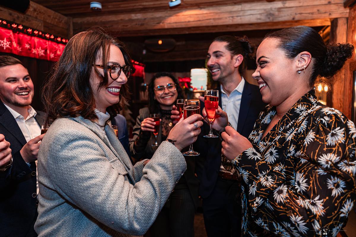 Cocktail et Soir&eacute;e de Mariage avec les invit&eacute;s et les mari&eacute;s qui s'amusent et sourient. Les Rhodos La Clusaz Sebastien Clavel Photographe Mariage Lyon