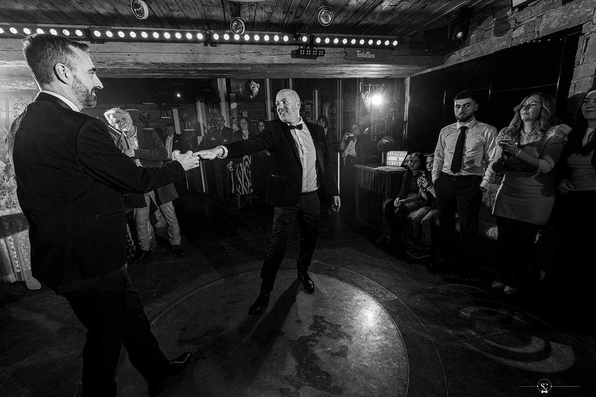 Cocktail et Soir&eacute;e de Mariage avec les invit&eacute;s et les mari&eacute;s qui s'amusent, sourient, s'embrassent et dansent. Les Rhodos La Clusaz Sebastien Clavel Photographe Mariage Lyon
