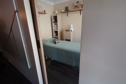 Entrée menant à une cabine de soin dans un institut de beauté.
