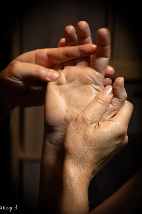 Gros plan sur les mains de la praticienne pendant un massage.