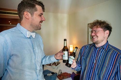 Getting Ready - Bräutigam und Trauzeuge