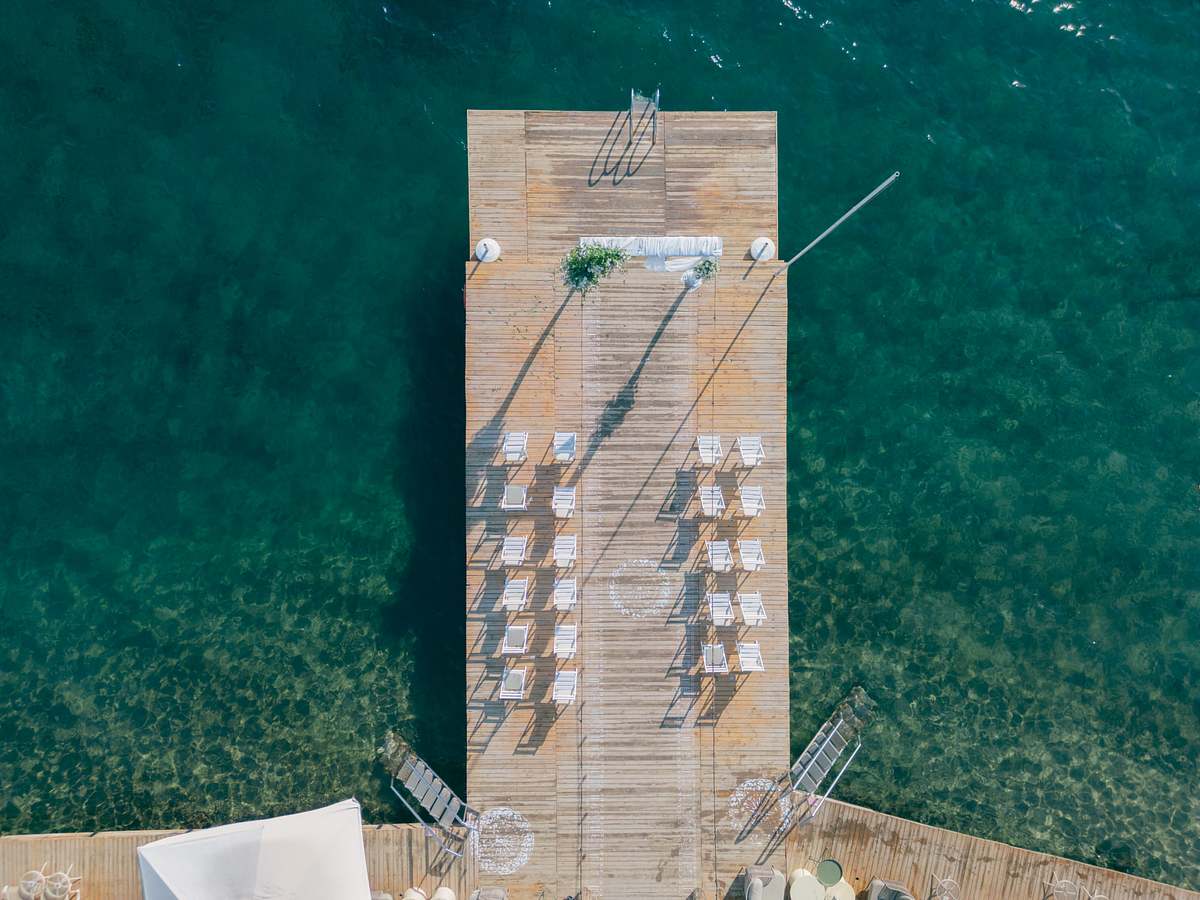 Yalıkavak Moon Beach iskelesinde hazırlanan seremoni alanının drone ile tepeden görünümü