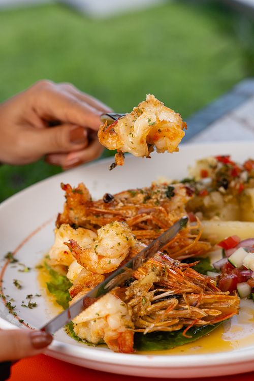 Platillo de camarones al ajillo en restaurante cerca de la playa en Panamá