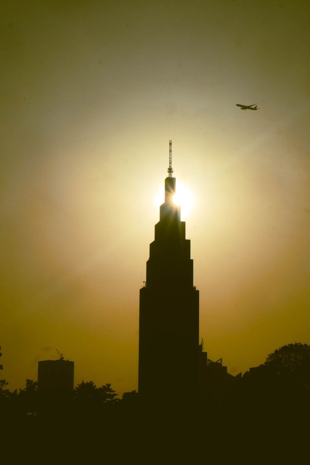 Tour de Shinjuku &agrave; contre-jour au coucher du soleil