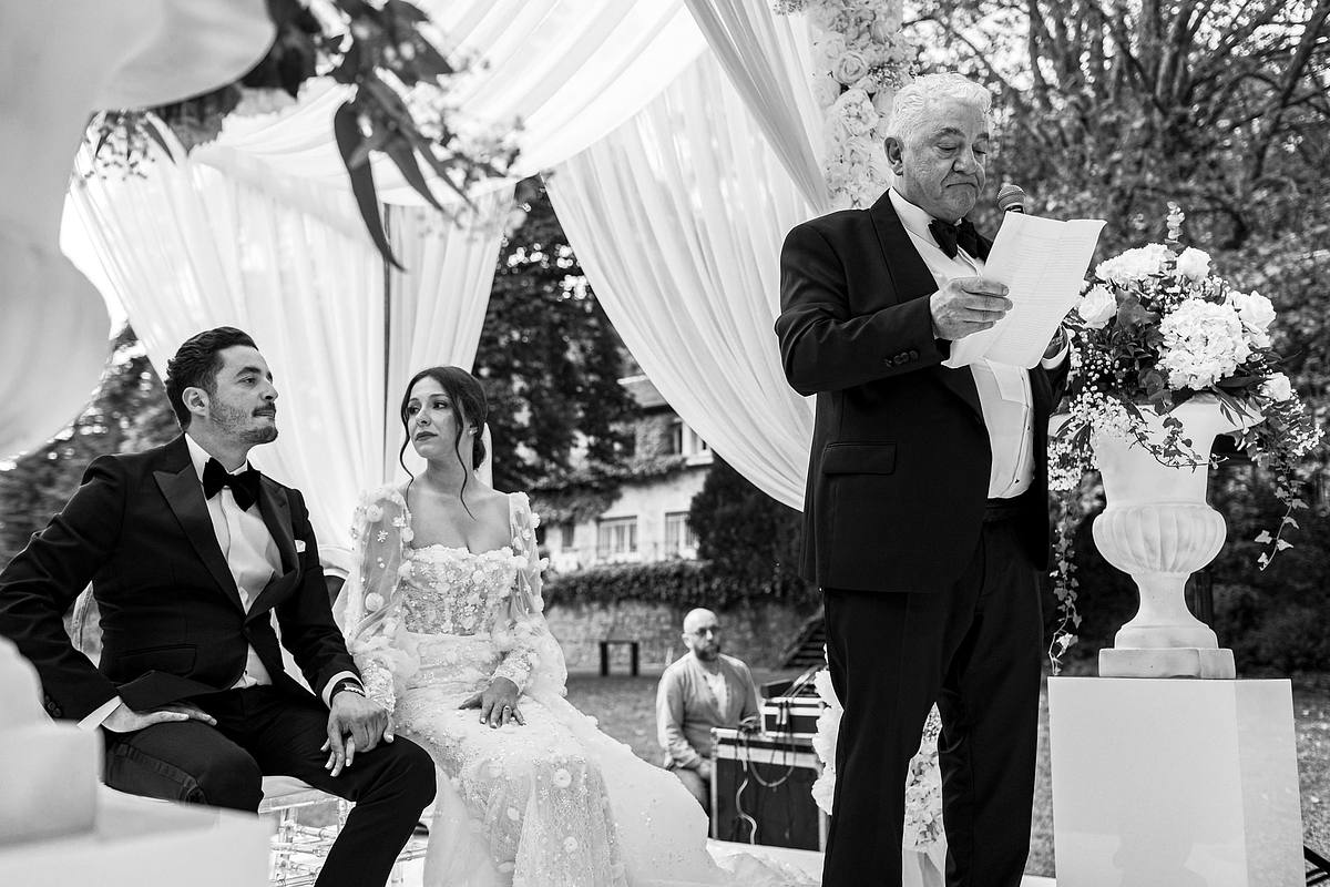 Moment de rire partag&eacute; par le couple de mari&eacute;s et le p&egrave;re de la mari&eacute;e, complicit&eacute; et &eacute;motion au Pavillon Casino Lyon Vert