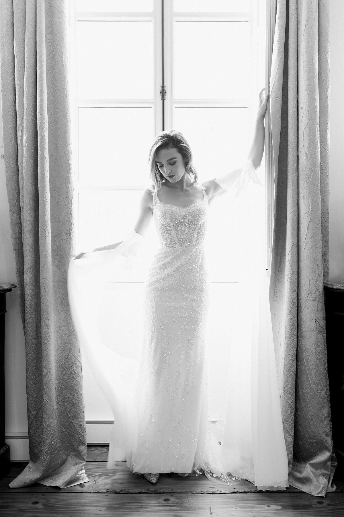 mari&eacute;e devant fen&ecirc;tre mariage
