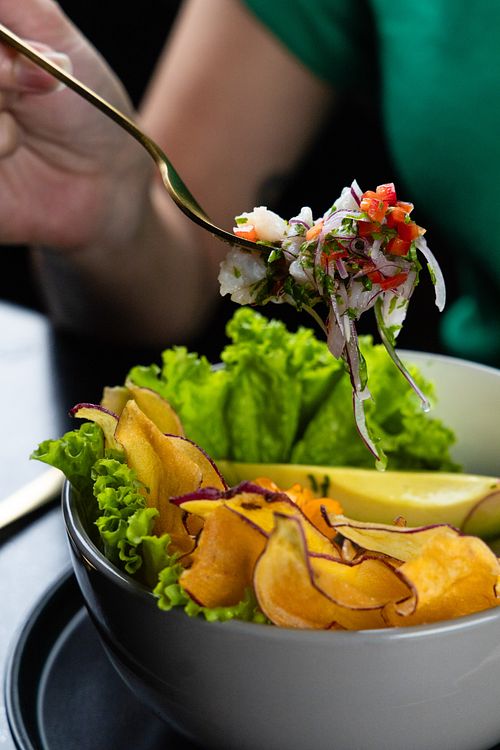 Ceviche de corvina con aguacate en restaurante de hotel en Panamá