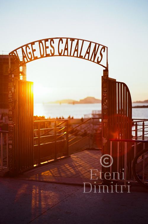 Entrée de la plage des Catalans à Marseille au coucher du soleil, photographie Fine Art de Dimitri Eteni
