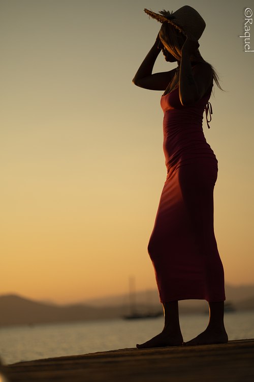 Portrait lifestyle d’une femme au coucher du soleil à Hyères réalisé par Raquel Gouiffes, photographe dans le Var.
