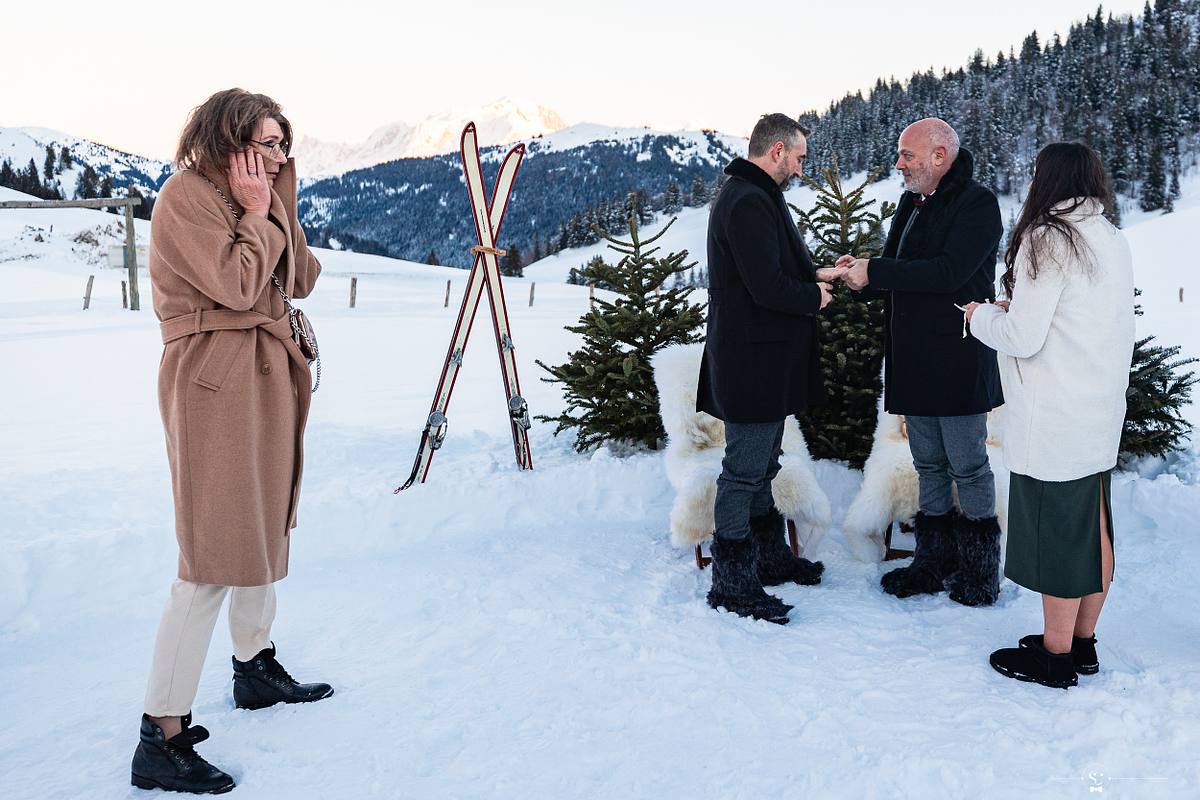 C&eacute;r&eacute;monie La&iuml;que sous la neige devant le Mont Blanc. Mariage Les Rhodos La Clusaz Sebastien Clavel Photographe Mariage Lyon