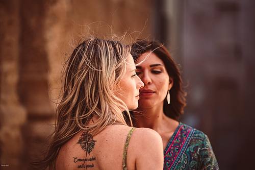 "coppia romantica per le strade di Alghero"