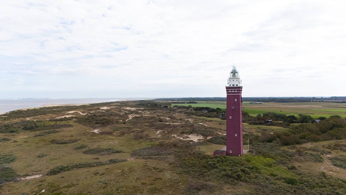 Vuurtoren Westhoofd in Ouddorp bij de duinen