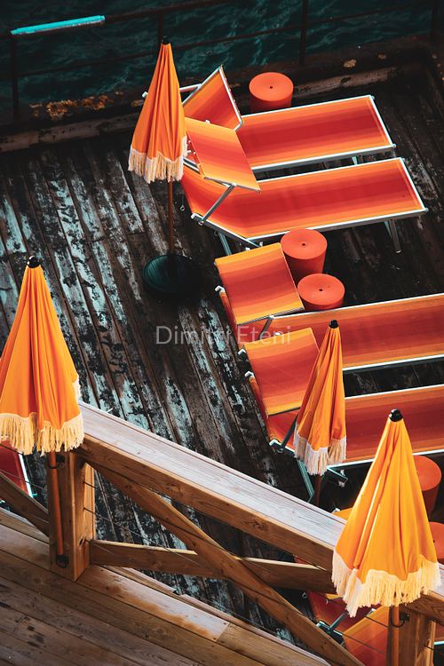 Bains de soleil et parasols orange sur une terrasse en bois à Marseille, photographie Fine Art de Dimitri Eteni