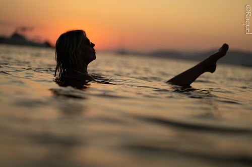 Portrait d’une femme dans la mer au coucher du soleil à Hyères, réalisé par Raquel Gouiffes, photographe lifestyle dans le Var.