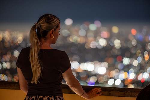 Porträtshooting am Griffith Observatory in Los Angeles bei Nacht mit Blick auf die Stadt