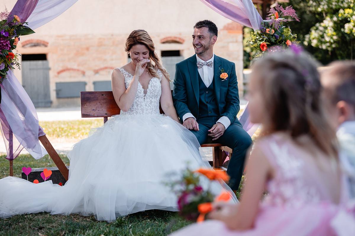 Émotion des mariés pendant leur cérémonie de mariage