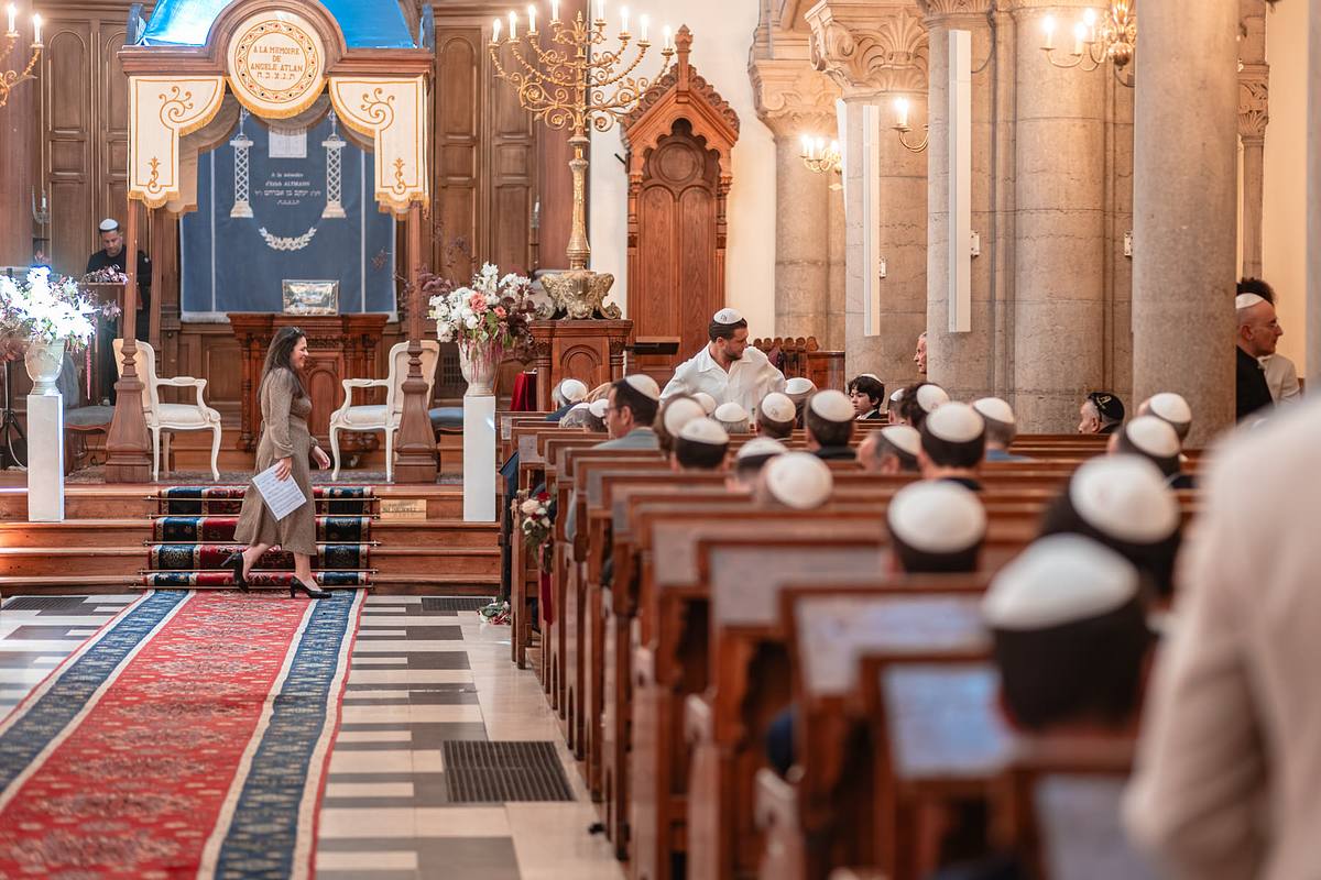 C&eacute;r&eacute;monie juive de mariage dans une synagogue &agrave; Lyon