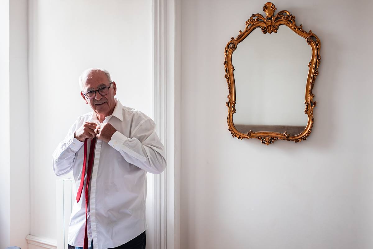 Papa de la mari&eacute;e se pr&eacute;pare avant le mariage &agrave; Lyon