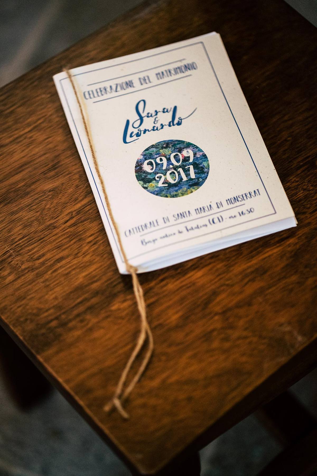 fotografo matrimonio Sardegna dettagli libretto cerimonia chiesa Tratalias