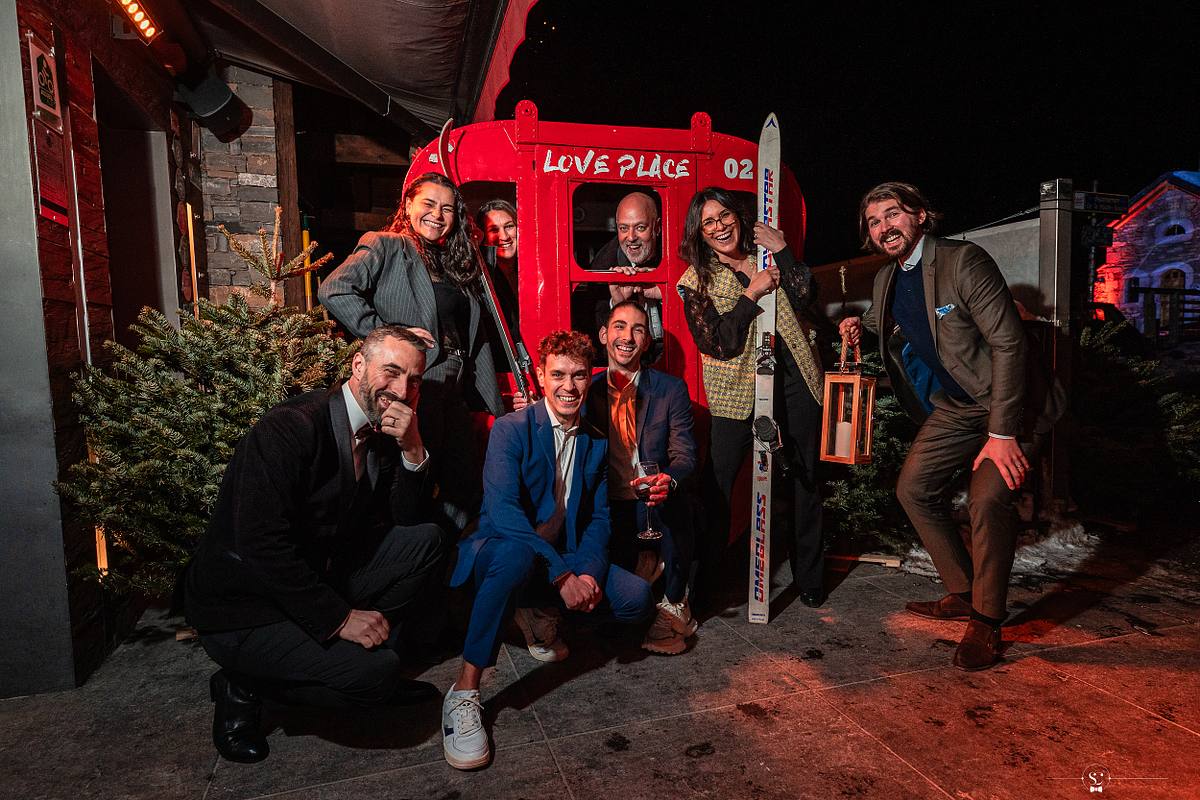 Cocktail et Soir&eacute;e de Mariage avec les invit&eacute;s et les mari&eacute;s qui s'amusent, sourient, s'embrassent et dansent. Les Rhodos La Clusaz Sebastien Clavel Photographe Mariage Lyon