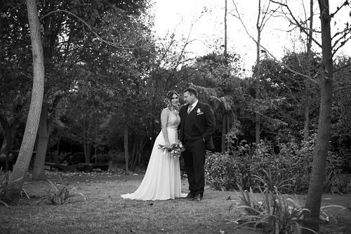 Novios caminando en el jardín  - Fotografía de boda Santiago