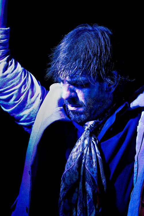 Portrait d'un danseur de flamenco éclairé en bleu