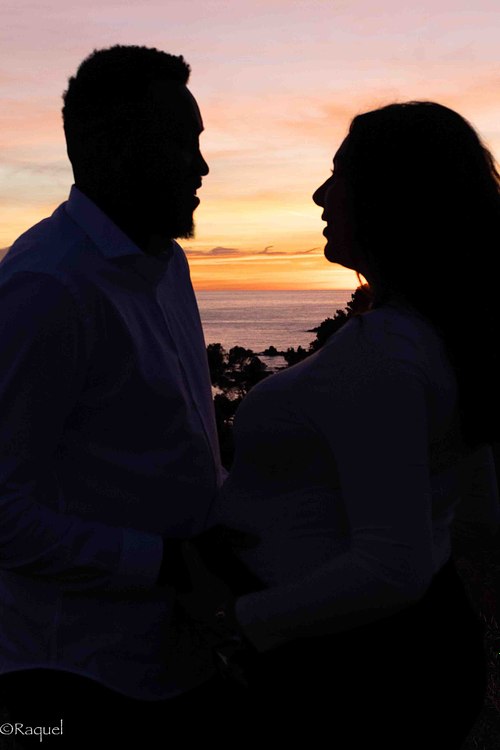 Couple face à face au coucher du soleil lors d’une séance photo à Carqueiranne.
