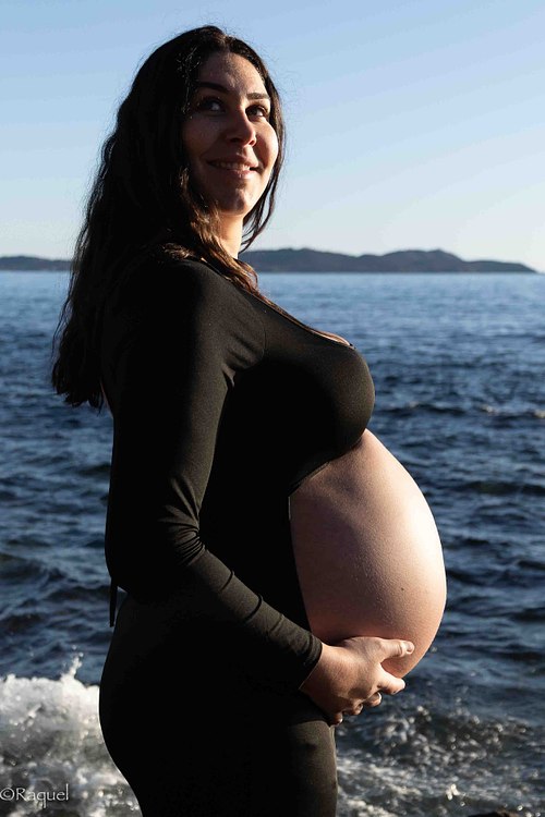 Future maman au bord de la mer lors d’une séance photo grossesse à Carqueiranne.