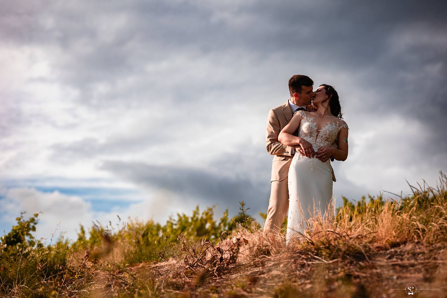 Couple de mariés qui s'embrasse au domaine de Vavril - Photographe Beaujolais