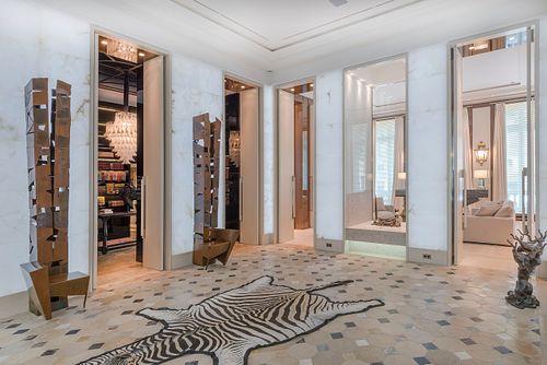 Intérieur Hotel Particulier haussmannien à Saint-Germain-des-Prés avec colonnes classiques et jeux de lumière colorée sur le sol. Photographie d'architecture intérieure par Nicolas Karadimos.