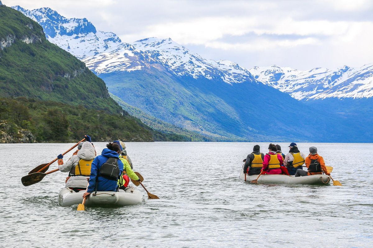 Actividades de Bote en Lago Roca