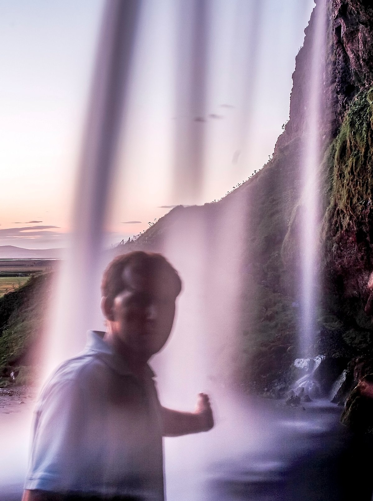 Portrett av Trond Johansen ved foss p&aring; Island fotografert med lang eksponering