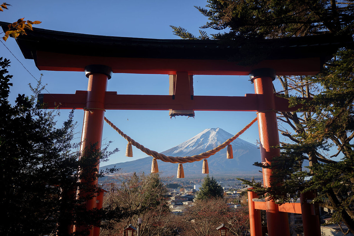 Le mont Fuji enneigé encadré par un torii rouge en hiver