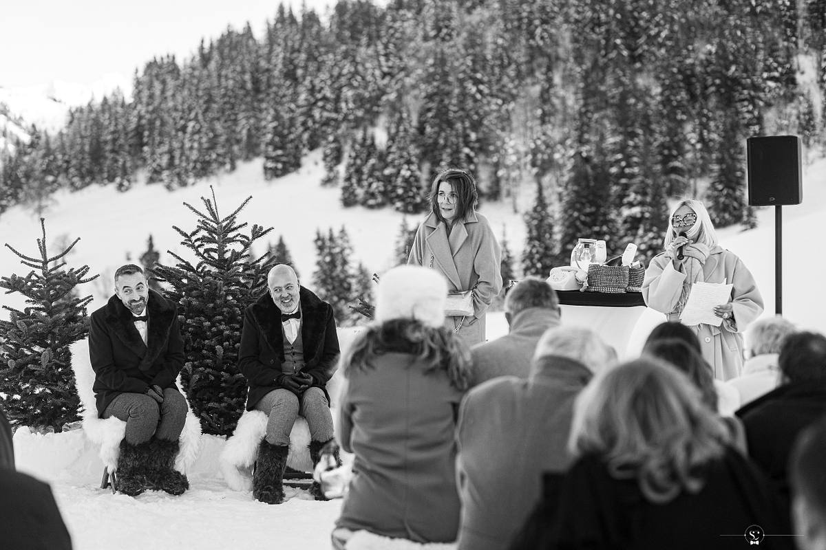 C&eacute;r&eacute;monie La&iuml;que sous la neige devant le Mont Blanc. Mariage Les Rhodos La Clusaz Sebastien Clavel Photographe Mariage Lyon