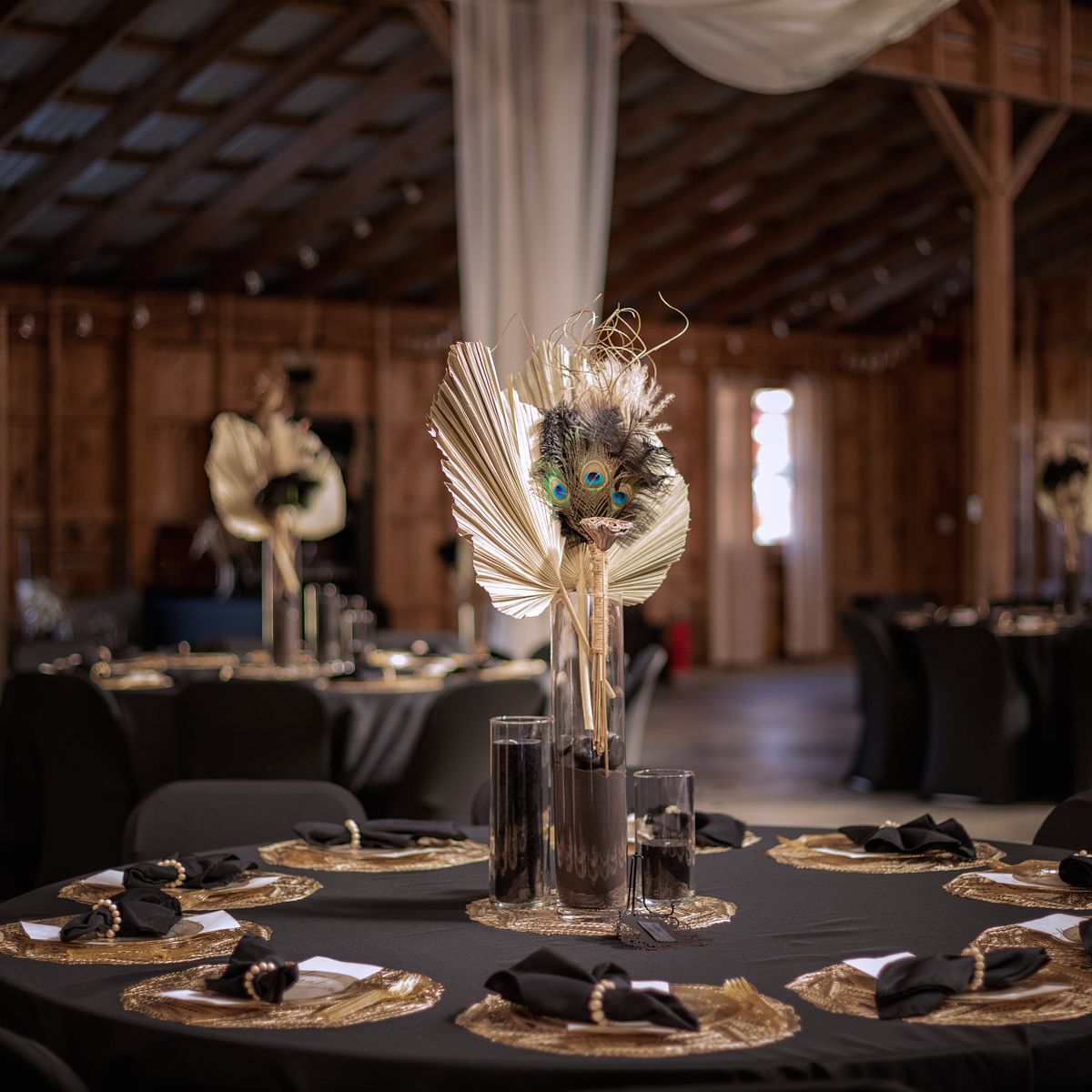 rustic table decorations at cohee barn wedding venue in hurlock, md