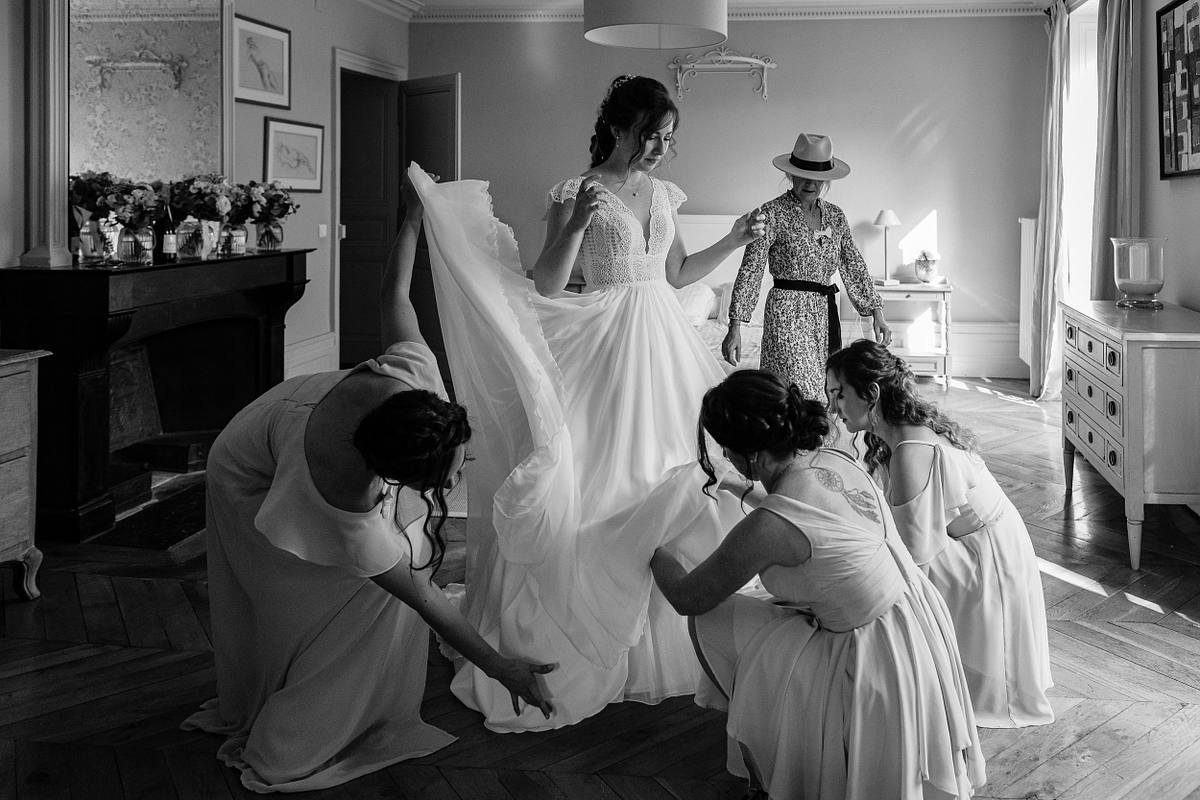 Préparatifs de la mariée entourée de ces témoins  avant leur cérémonie de mariage à Vavril
