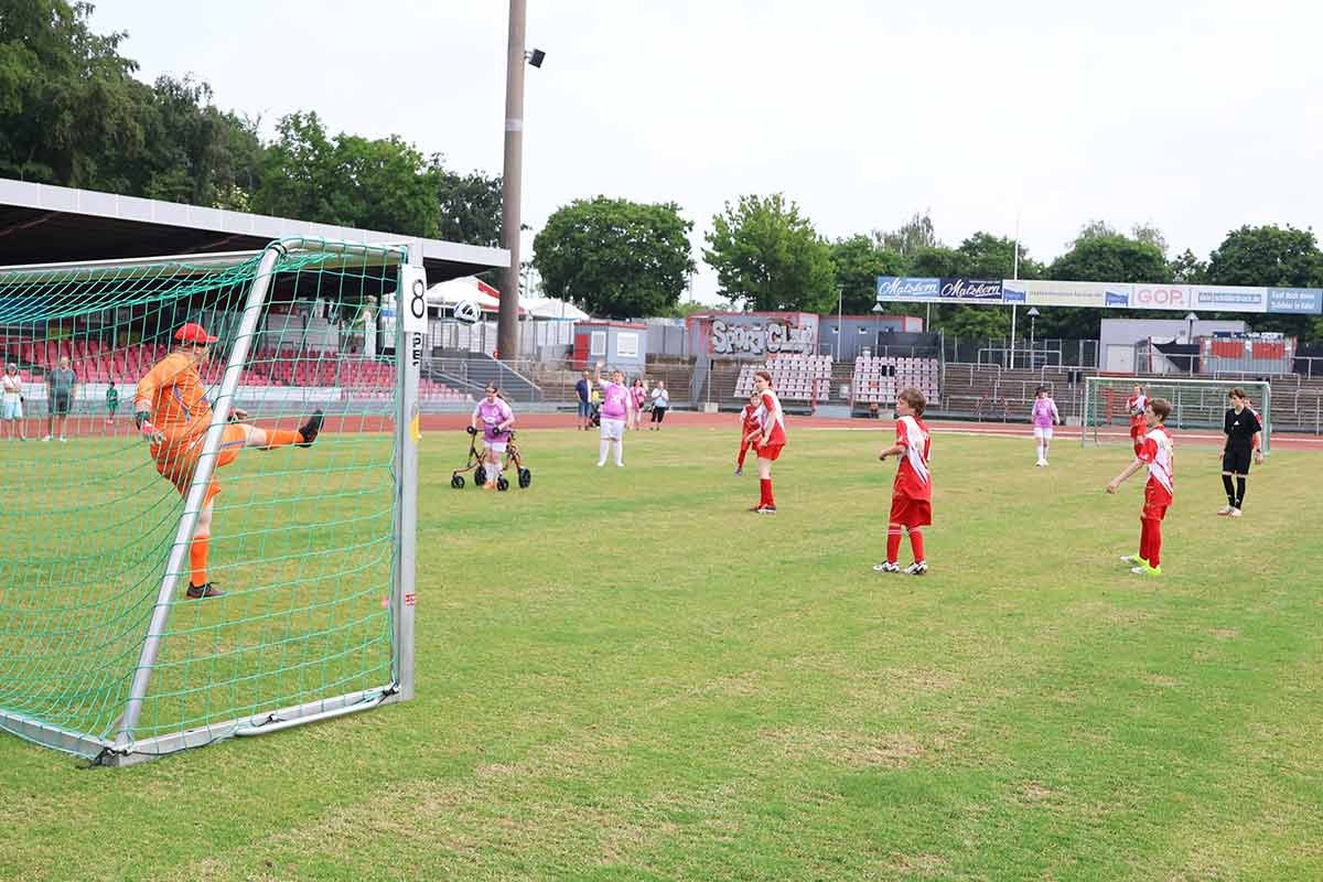 Im Stadion spielten unsere Kleinsten beinahe. zeitgleich mit den Großen auf dem anderen Platz