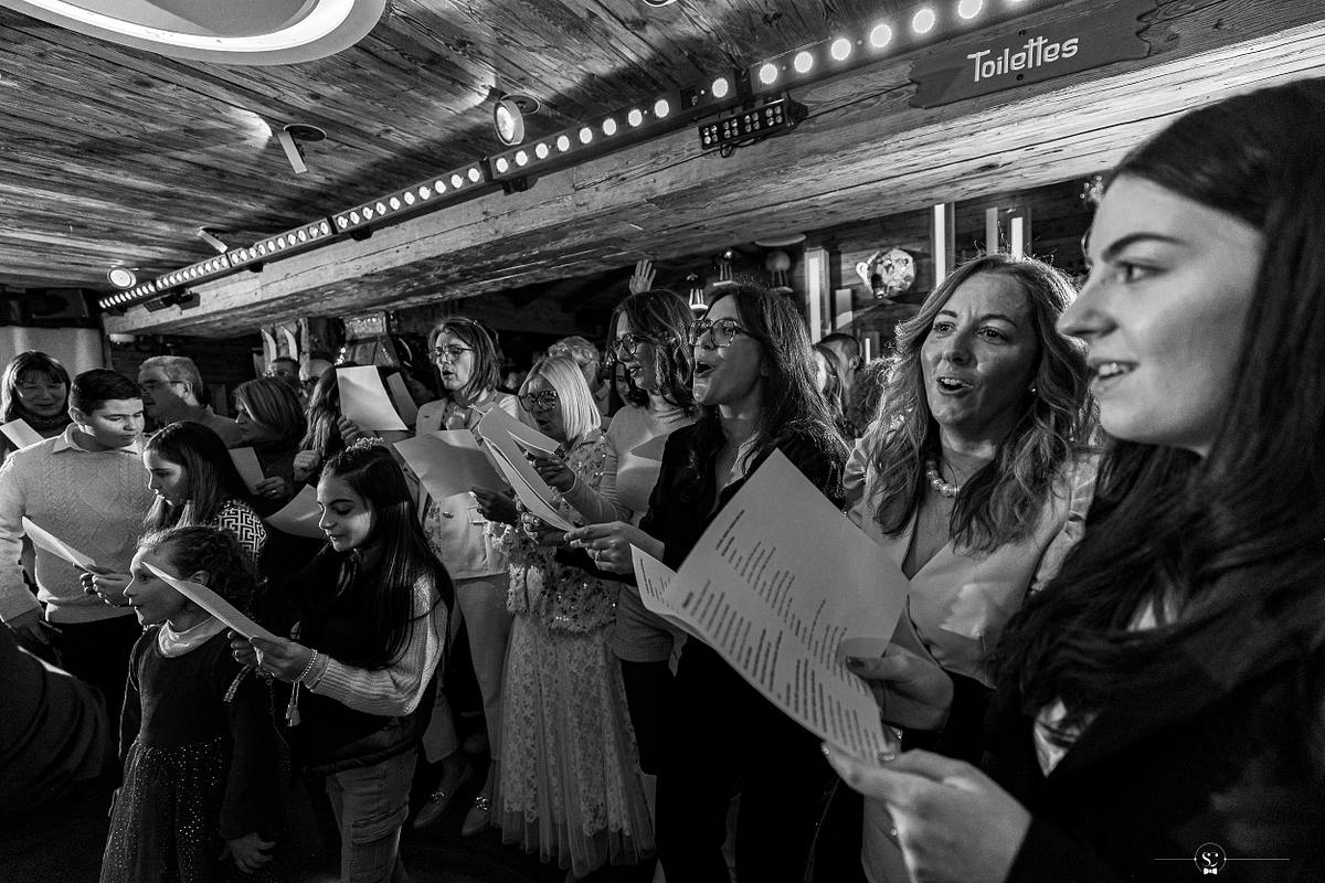 Cocktail et Soir&eacute;e de Mariage avec les invit&eacute;s et les mari&eacute;s qui s'amusent, sourient, s'embrassent et dansent. Les Rhodos La Clusaz Sebastien Clavel Photographe Mariage Lyon