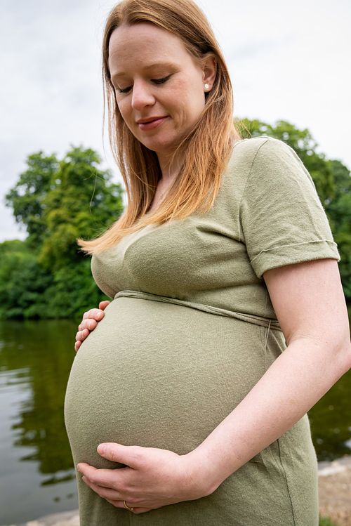 Werdende Mutter bei einem Babybauchshooting
