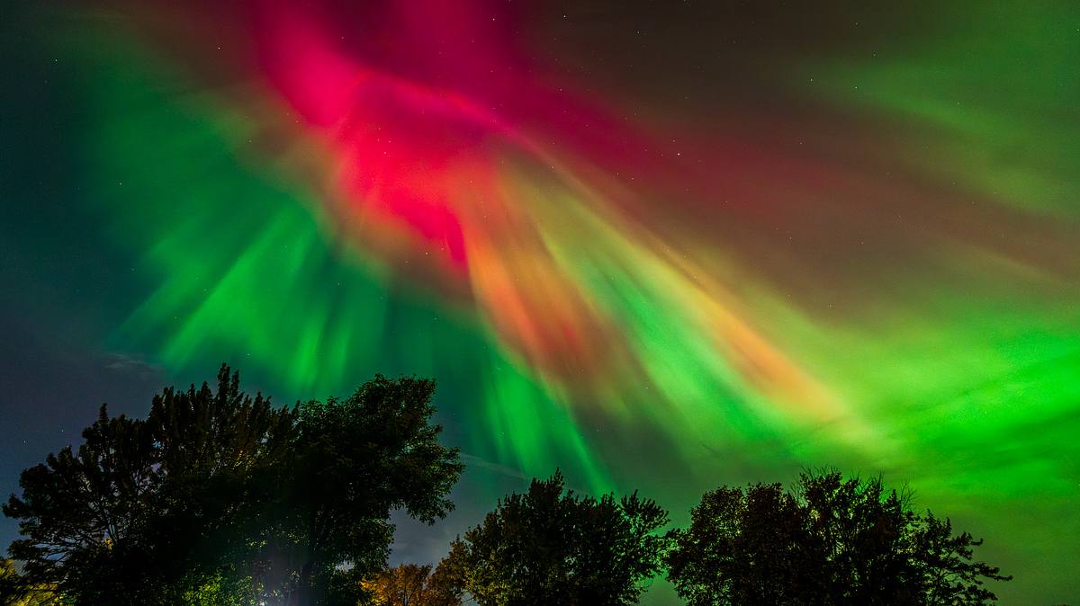 Heaven&rsquo;s Curtain &mdash; Aurora Borealis During Major Solar Storm