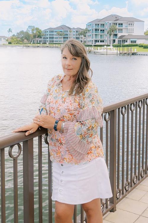 I'm Deb, a portrait and lifestyle photographer who has been capturing beautiful memories for over two decades.