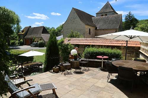 Terrasse et jardin extérieur du Château de Saint-Chamarand, hébergement de charme dans le Lot