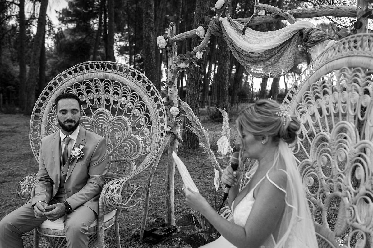 Mari&eacute;e &eacute;changeant un regard complice avec un enfant, violoniste en arri&egrave;re-plan, cr&eacute;ant une ambiance musicale lors d'une c&eacute;r&eacute;monie de mariage &agrave; N&icirc;mes