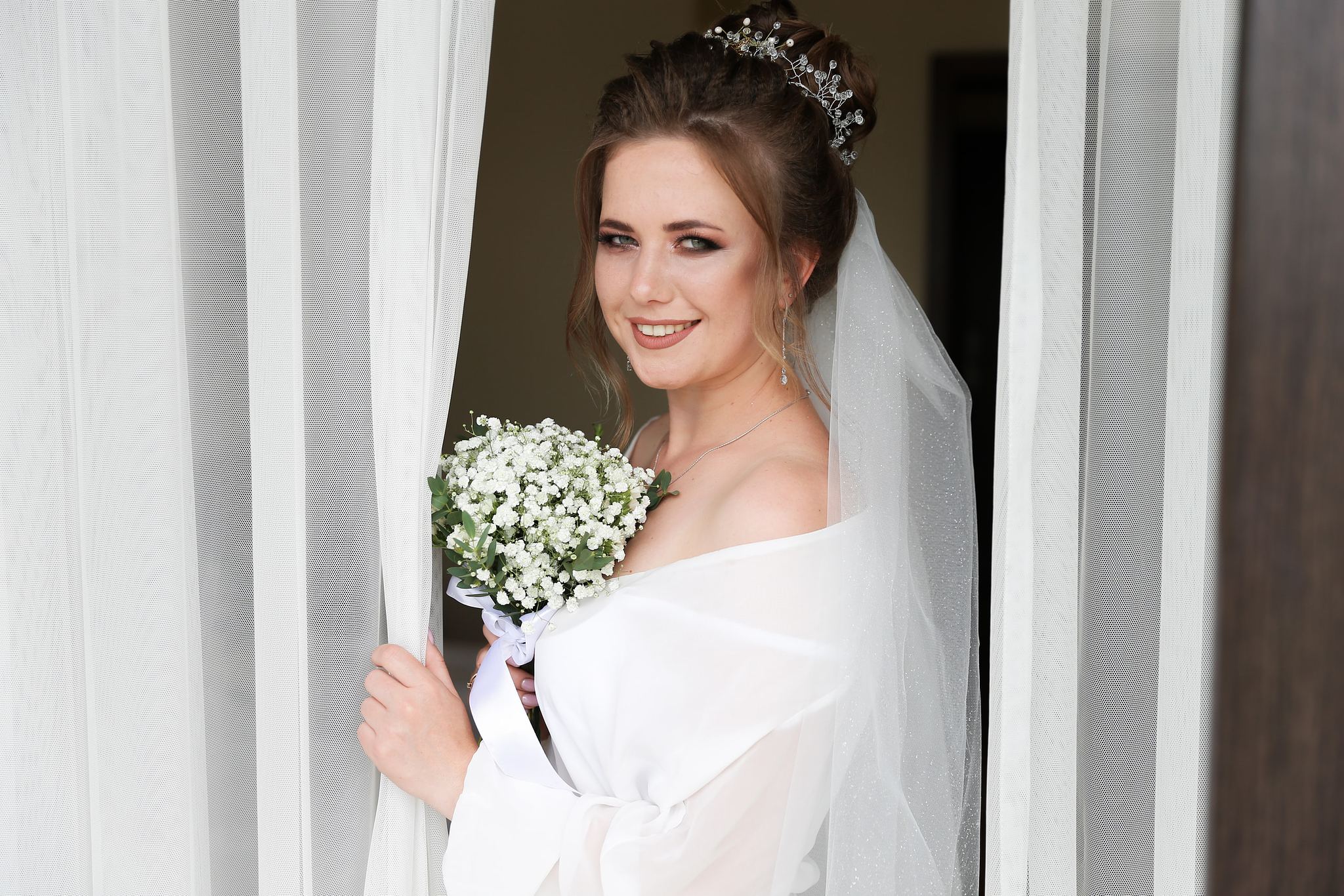 Bride holding her wedding bouquet before the ceremony in Ukraine