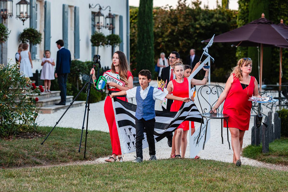 Invités et enfants pendant un mariage au Domaine de la Javernière dans le Beaujolais
