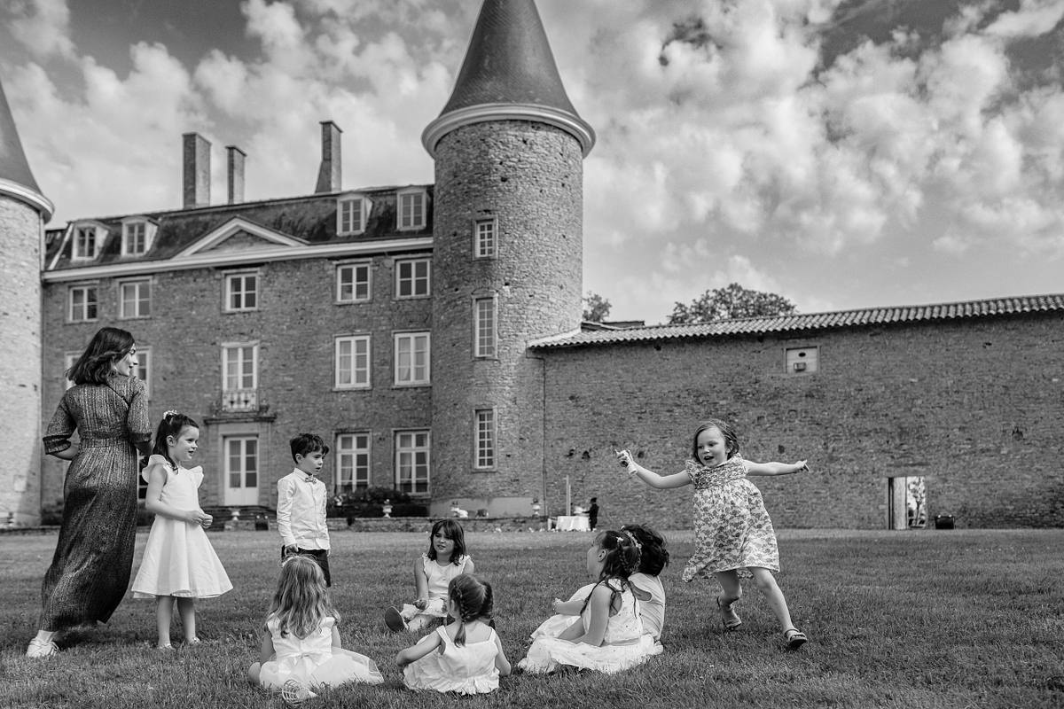 Enfants jouant devant le Château de Janzé pendant un mariage