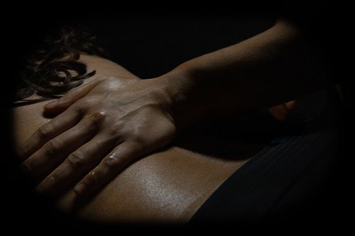 Massage relaxant du dos réalisé par une praticienne.